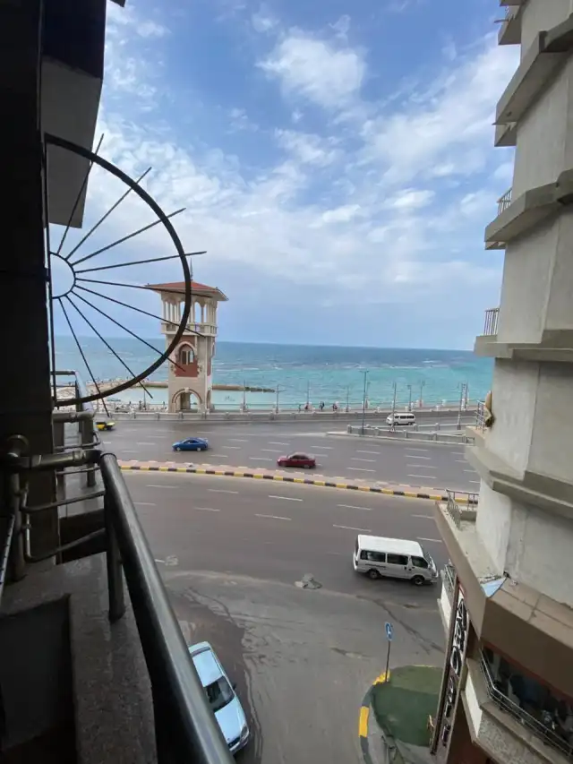 شقه فاخر للايجار اليومي علي البحر مباشر