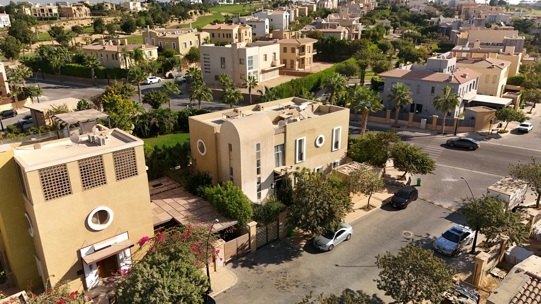 مقارنة بين المجمعات السكنية المغلقة والشقق العادية